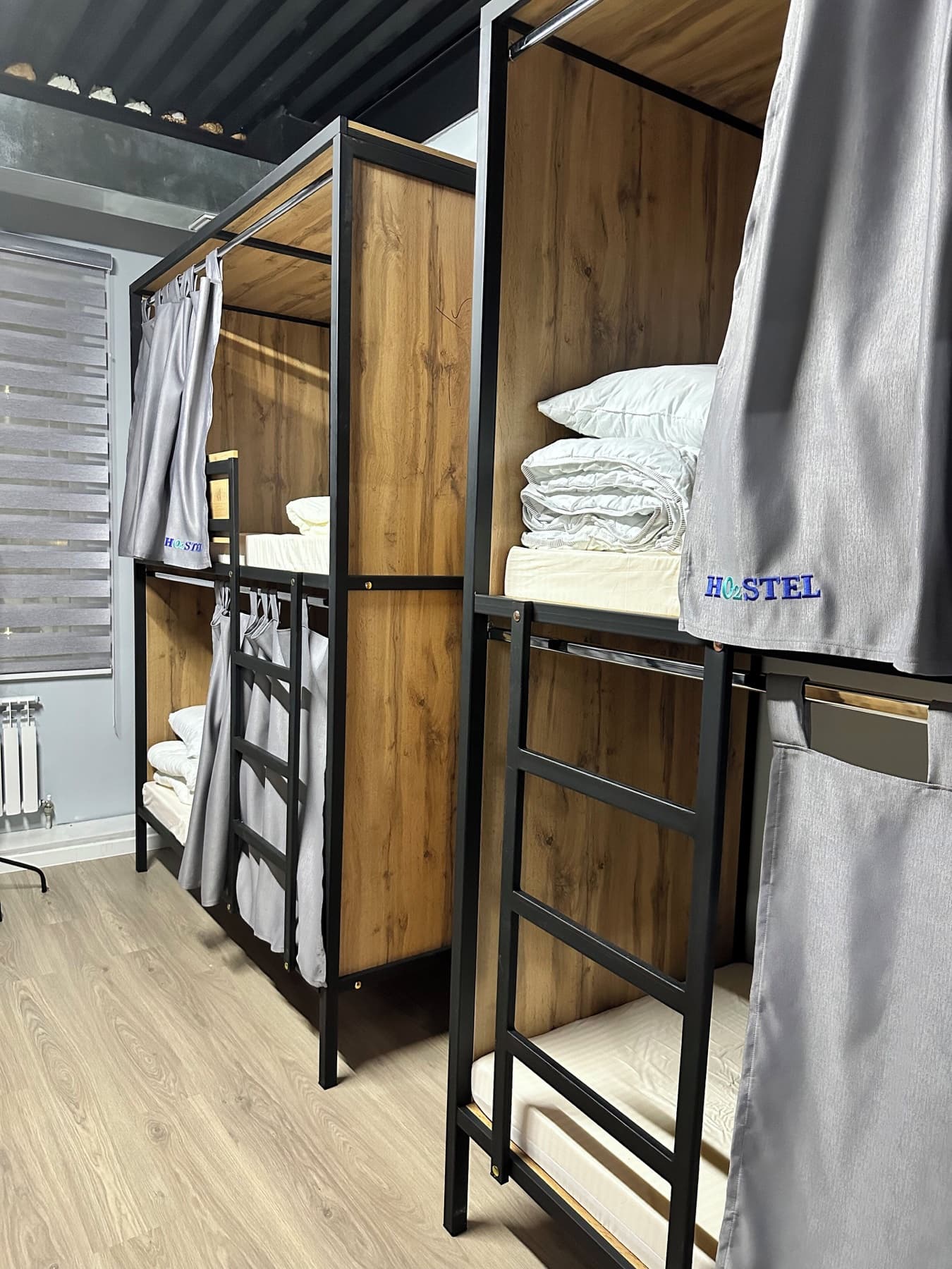 Двухъярусные кровати со шторками в общей комнате Hostel O2